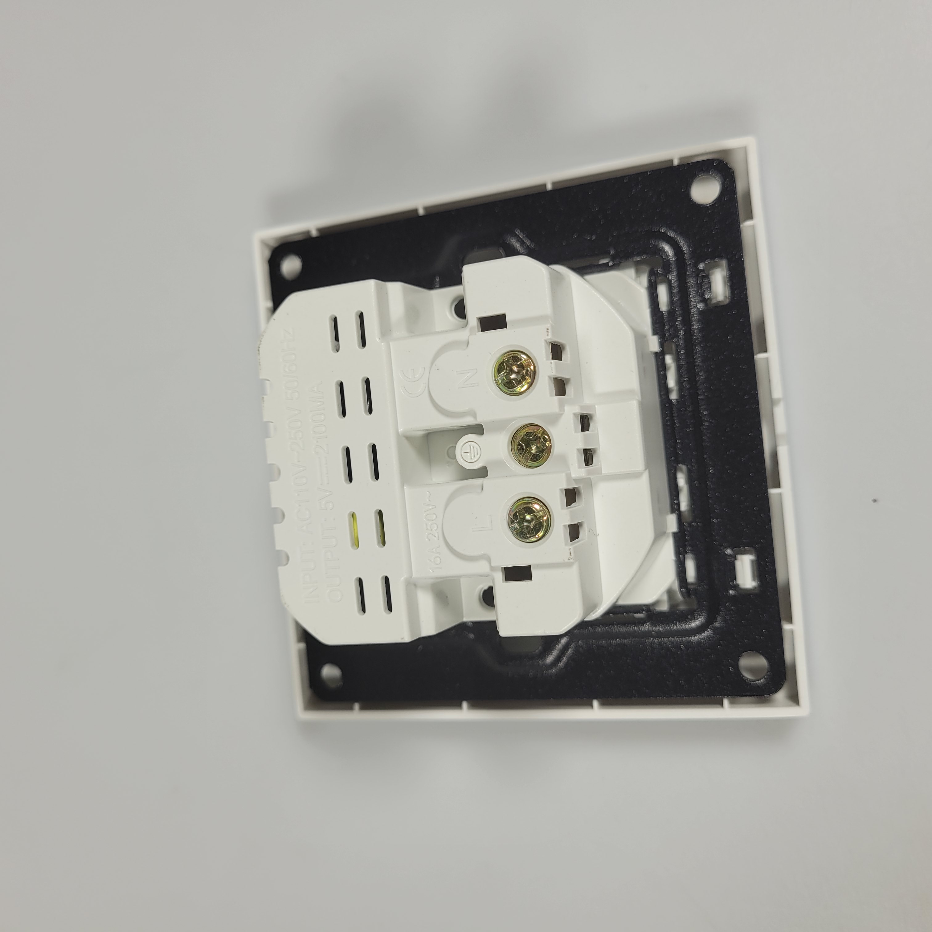 Gambar produk Taffware Stop Kontak EU Colokan Listrik Dinding dan 2 Port USB 2100 mA - WS222