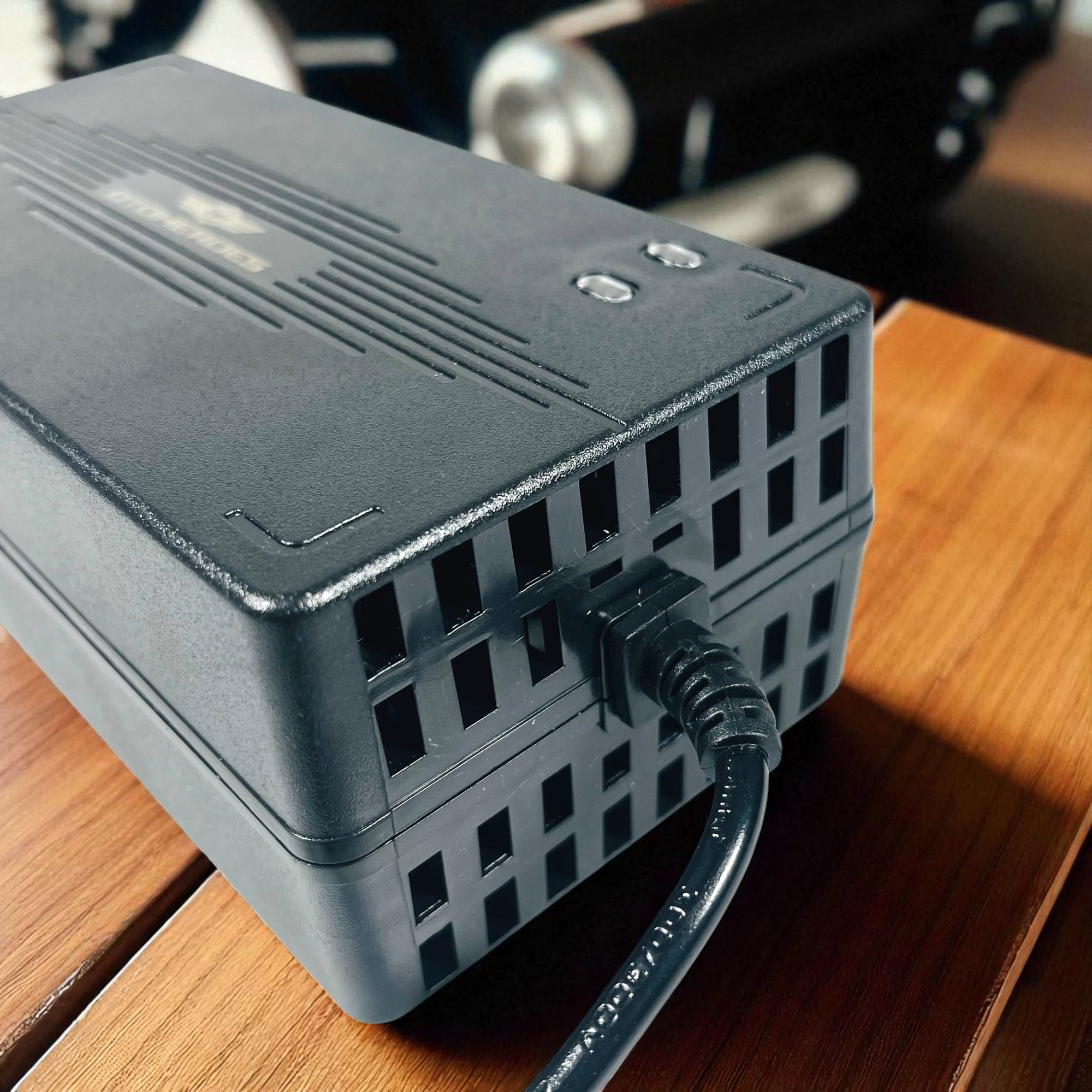 Gambar produk OTOHEROES Charger Aki Sepeda Listrik Battery Charger Portable 48V 12Ah - YF2024