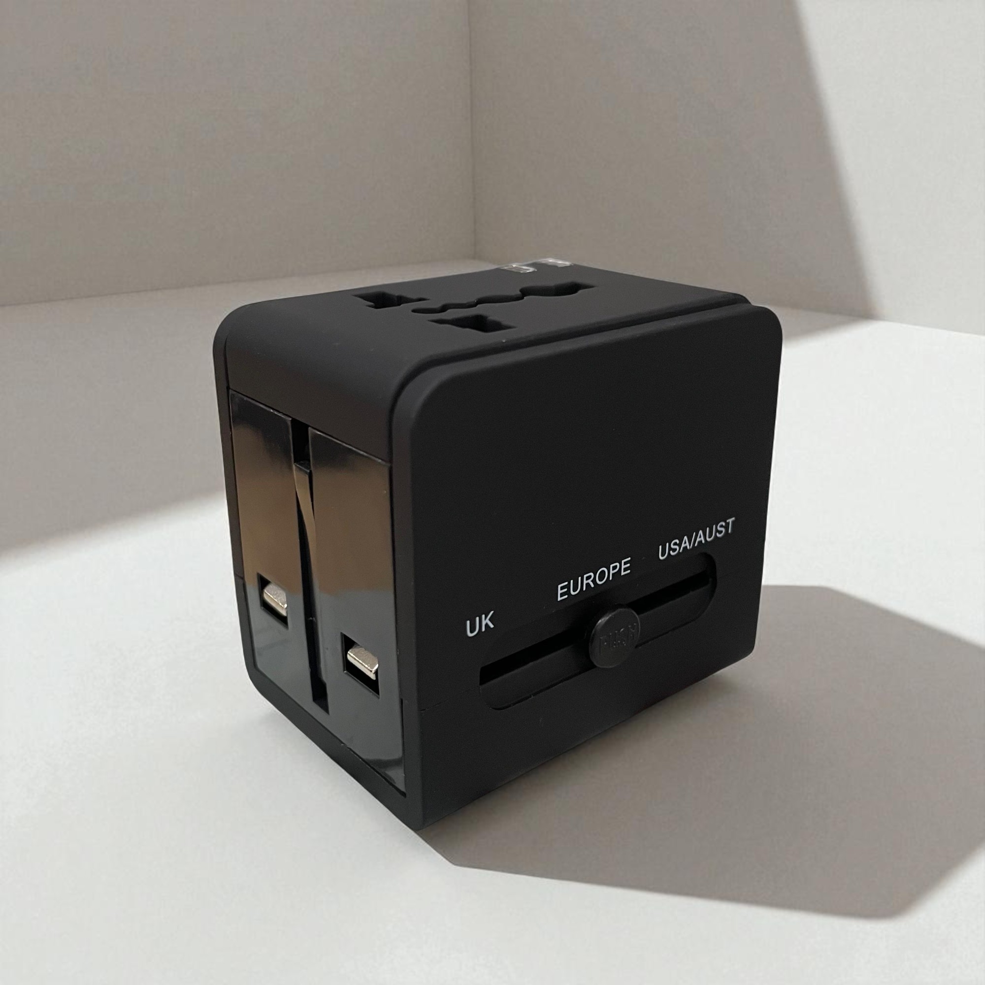 Gambar produk TRAVOR Universal Travel Adaptor Port USB Type C UK EU USA PD20W 6A - TR020