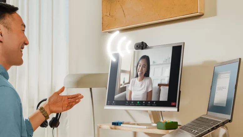 Gambar produk Logitech Webcam Mini Full HD 1080P with Omni-Directional Microphone - Brio 100
