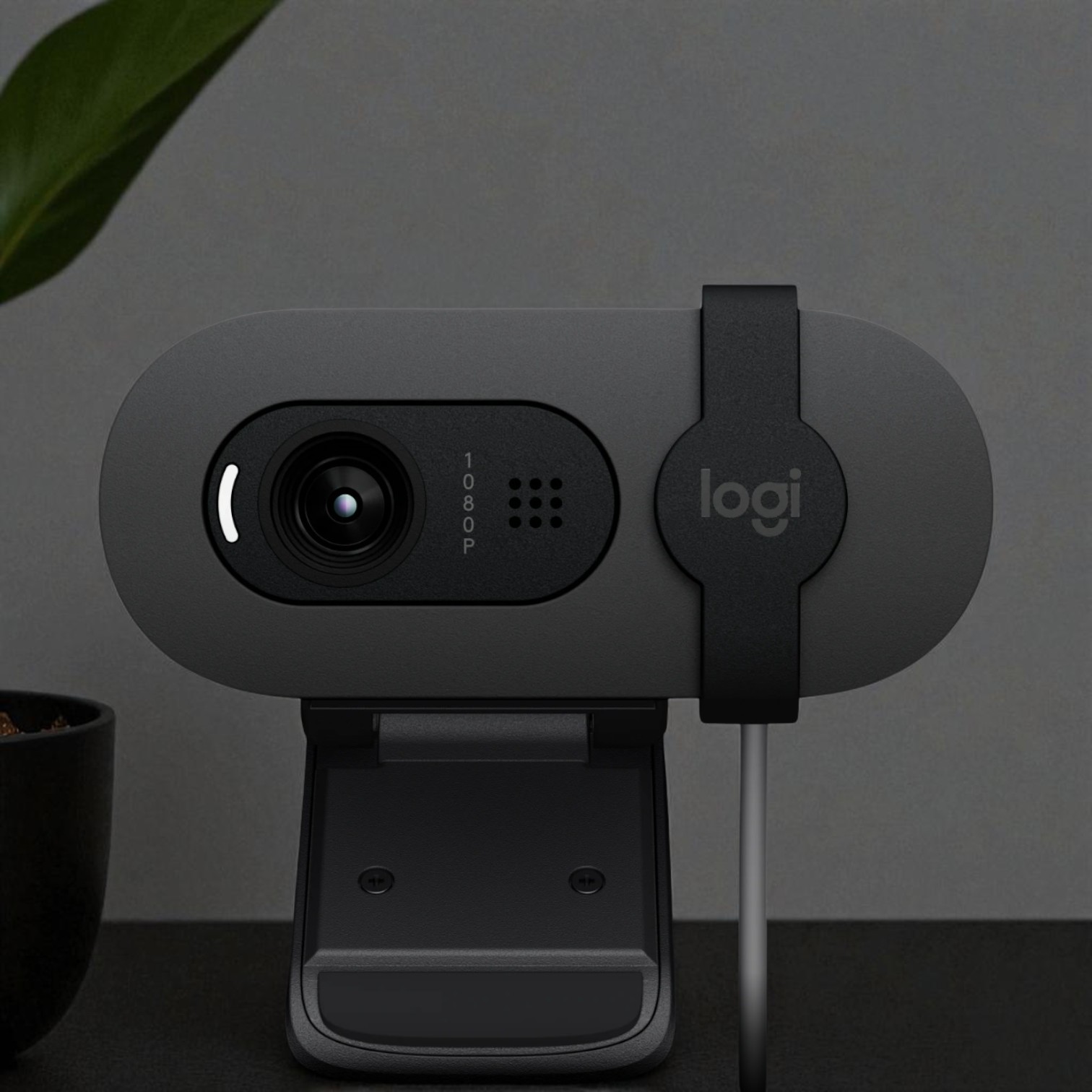 Gambar produk Logitech Webcam Mini Full HD 1080P with Omni-Directional Microphone - Brio 100