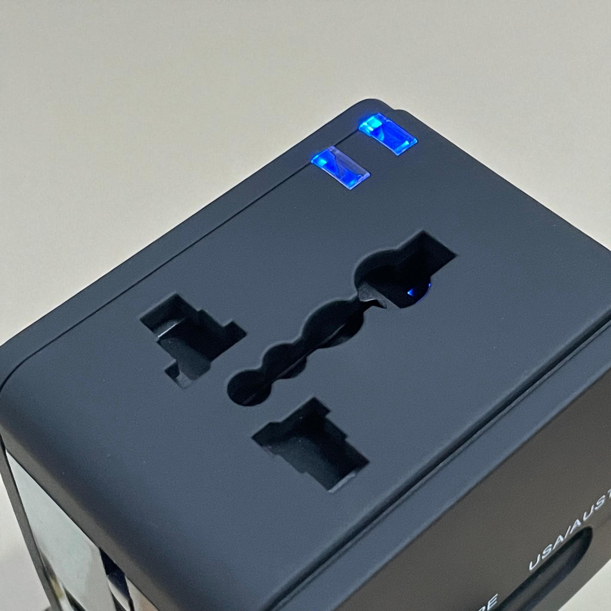 Gambar produk TRAVOR Universal Travel Adaptor Port USB Type C UK EU USA PD20W 6A - TR020