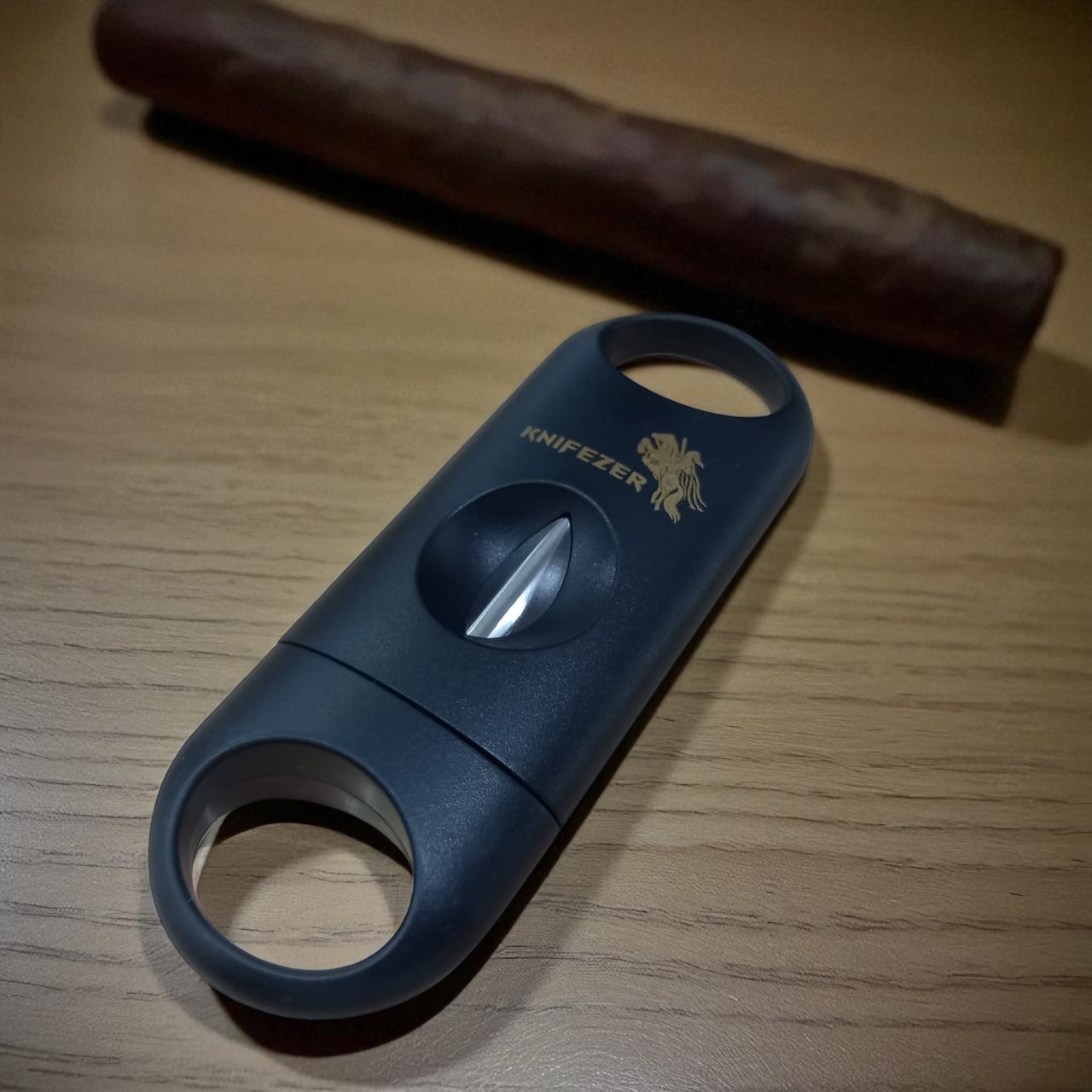 Gambar produk KNIFEZER Pemotong Rokok Cerutu Cigar Cutter Guillotine Blade V Cut - 0810S