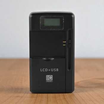 Gambar produk FMA Universal Battery Charger US Plug 4.2V with LCD USB Port 5.2V - A73E