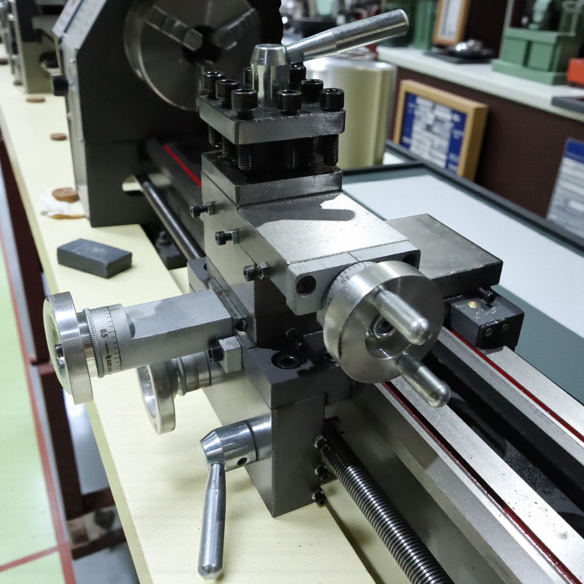 Gambar produk VEVOR Mesin Bubut Mini Lathe Beads Woodworking 2500RPM 1000mm 1250W - MX-S1170
