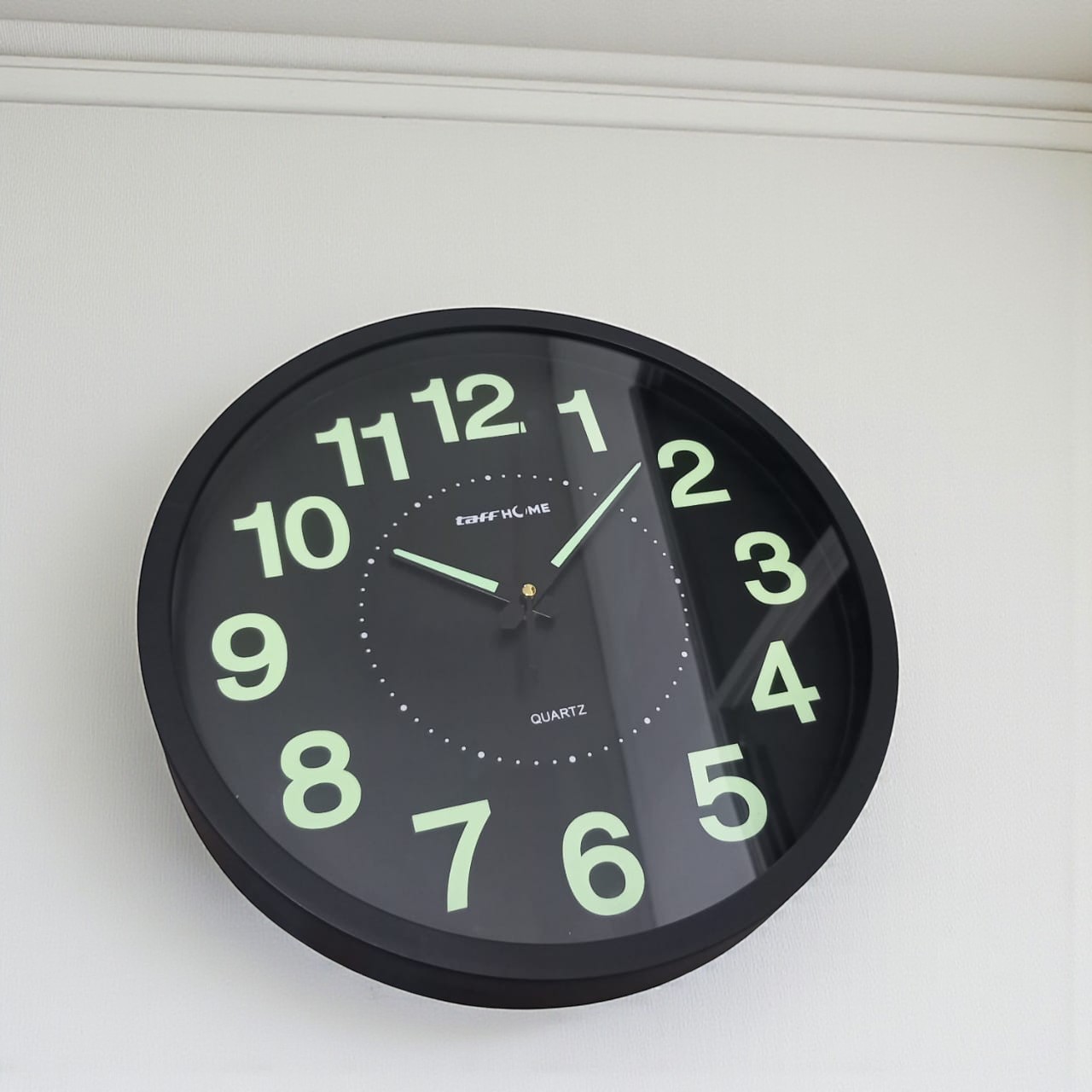 Gambar produk TaffHOME Jam Dinding Bulat Quartz Luminous Glow in The Dark 30cm MDB4