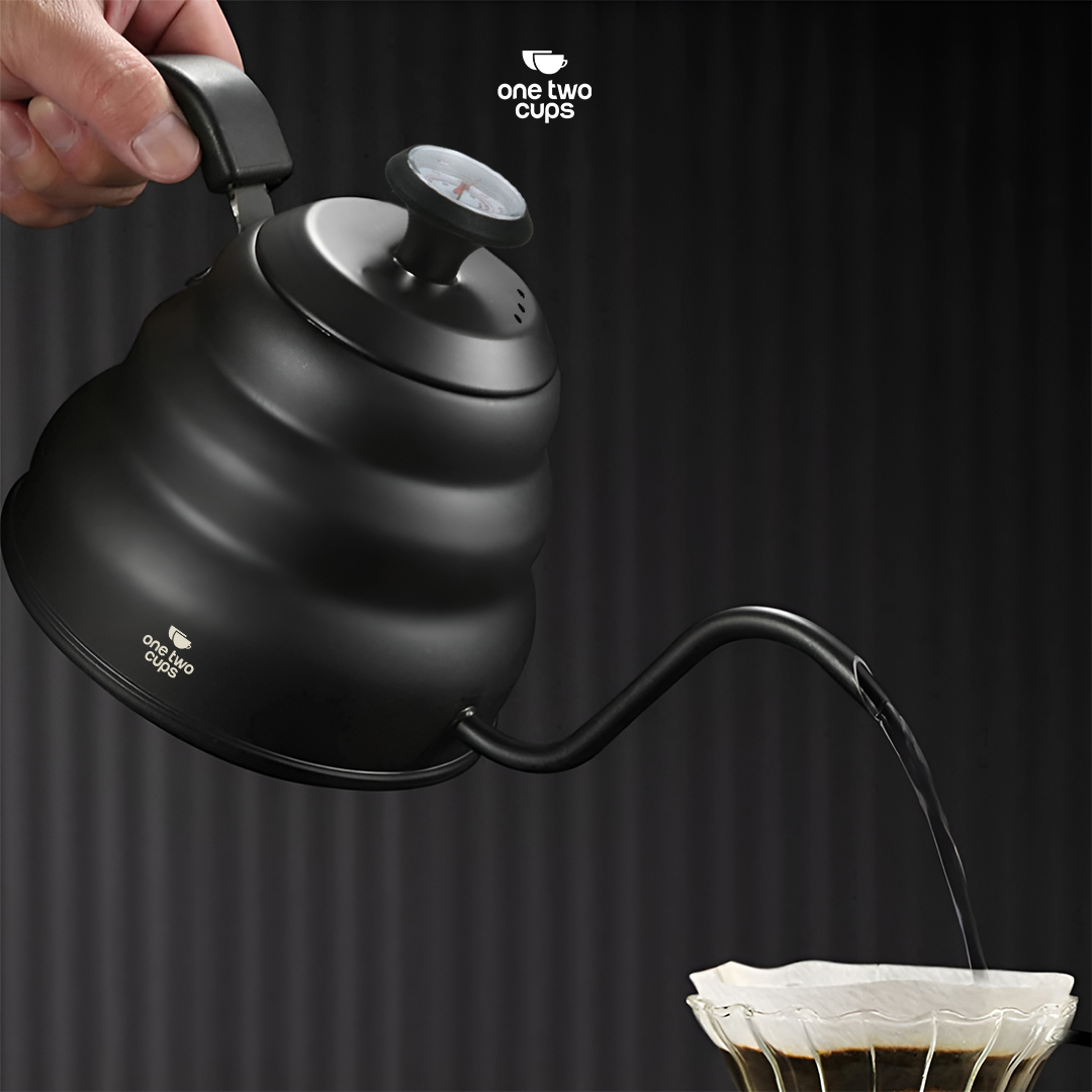 One Two Cups Teko Kopi Leher Angsa Pour Over Drip Kettle Thermometer 955ml - KE4012 Gambar produk One Two Cups Teko Kopi Leher Angsa Pour Over Drip Kettle Thermometer 955ml - KE4012