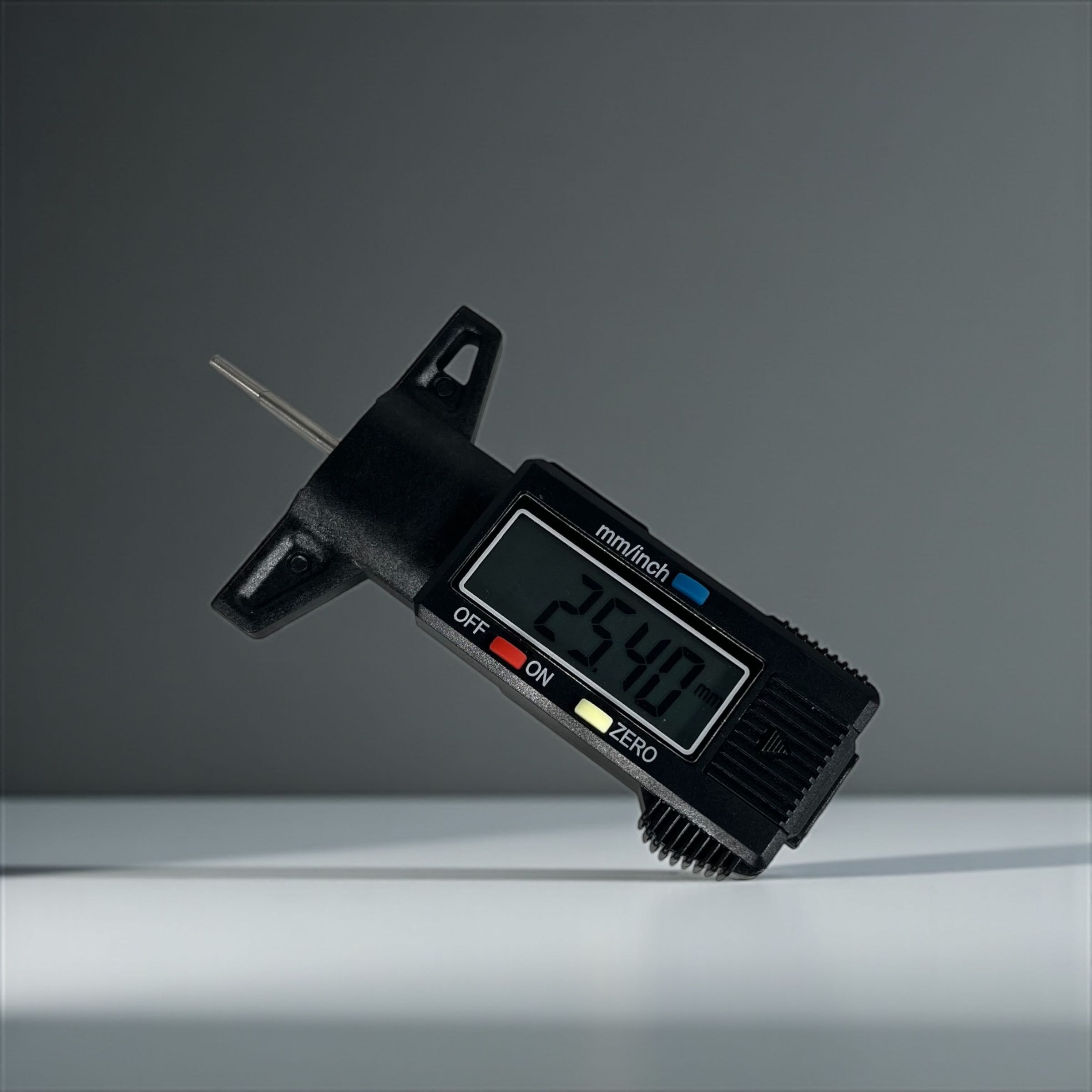 GemRed Alat Ukur Kedalaman Ban Digital Tyre Tread Depth Gauge - QST-601 Gambar produk GemRed Alat Ukur Kedalaman Ban Digital Tyre Tread Depth Gauge - QST-601