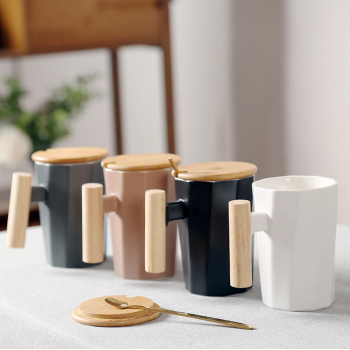 Yomu Cangkir Minum Keramik Wooden Handle Mug with Lid Spoon 12x9.5cm - YM15 Gambar produk Yomu Cangkir Minum Keramik Wooden Handle Mug with Lid Spoon 12x9.5cm - YM15