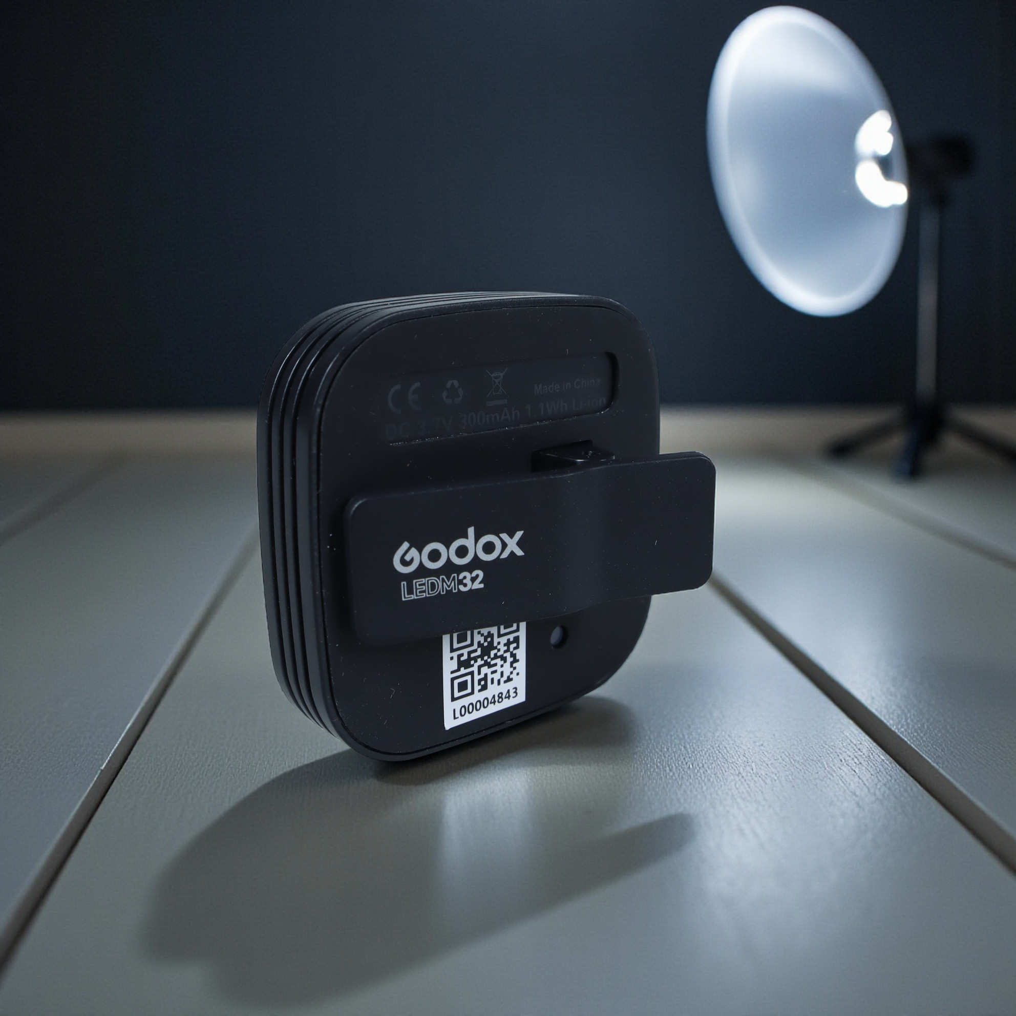 Godox Lampu Smartphone Mini Portable Flashlight 32 LED 1.4W 300mAh - LEDM32 Gambar produk Godox Lampu Smartphone Mini Portable Flashlight 32 LED 1.4W 300mAh - LEDM32