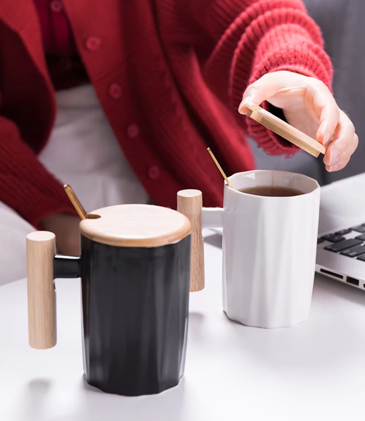 Yomu Cangkir Minum Keramik Wooden Handle Mug with Lid Spoon 12x9.5cm - YM15 Gambar produk Yomu Cangkir Minum Keramik Wooden Handle Mug with Lid Spoon 12x9.5cm - YM15