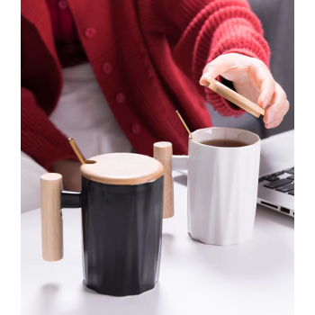 Yomu Cangkir Minum Keramik Wooden Handle Mug with Lid Spoon 12x9.5cm - YM15 Gambar produk Yomu Cangkir Minum Keramik Wooden Handle Mug with Lid Spoon 12x9.5cm - YM15