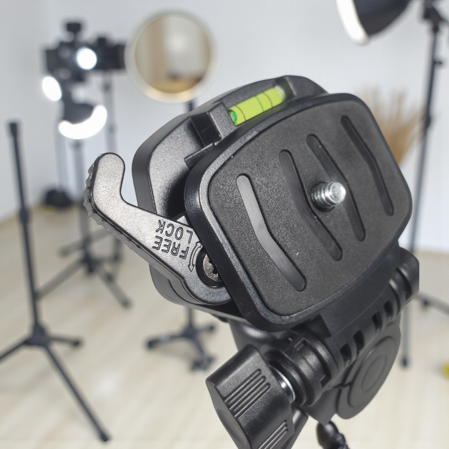 FEICHAO Tripod Head Adapter Level Meter Plate Handheld - FC975 Gambar produk FEICHAO Tripod Head Adapter Level Meter Plate Handheld - FC975