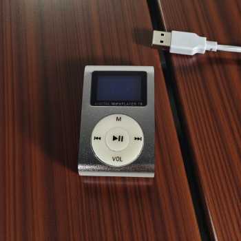 ZUCZUG Pod MP3 Player TF Card dengan Klip dan Layar LCD - ZC10