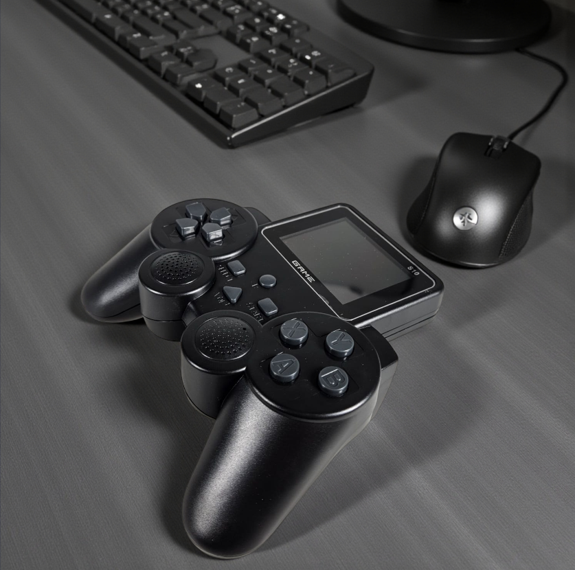 WCX Retro Joystick Portable Controller 520 Game 2.4 Inch 128MB RAM - S10 Gambar produk WCX Retro Joystick Portable Controller 520 Game 2.4 Inch 128MB RAM - S10