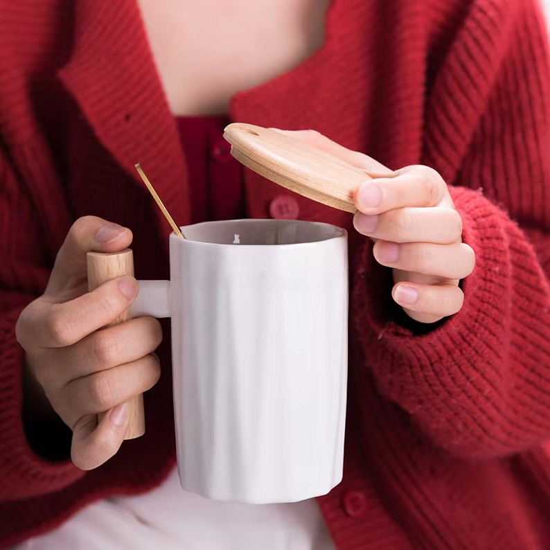 Yomu Cangkir Minum Keramik Wooden Handle Mug with Lid Spoon 12x9.5cm - YM15 Gambar produk Yomu Cangkir Minum Keramik Wooden Handle Mug with Lid Spoon 12x9.5cm - YM15
