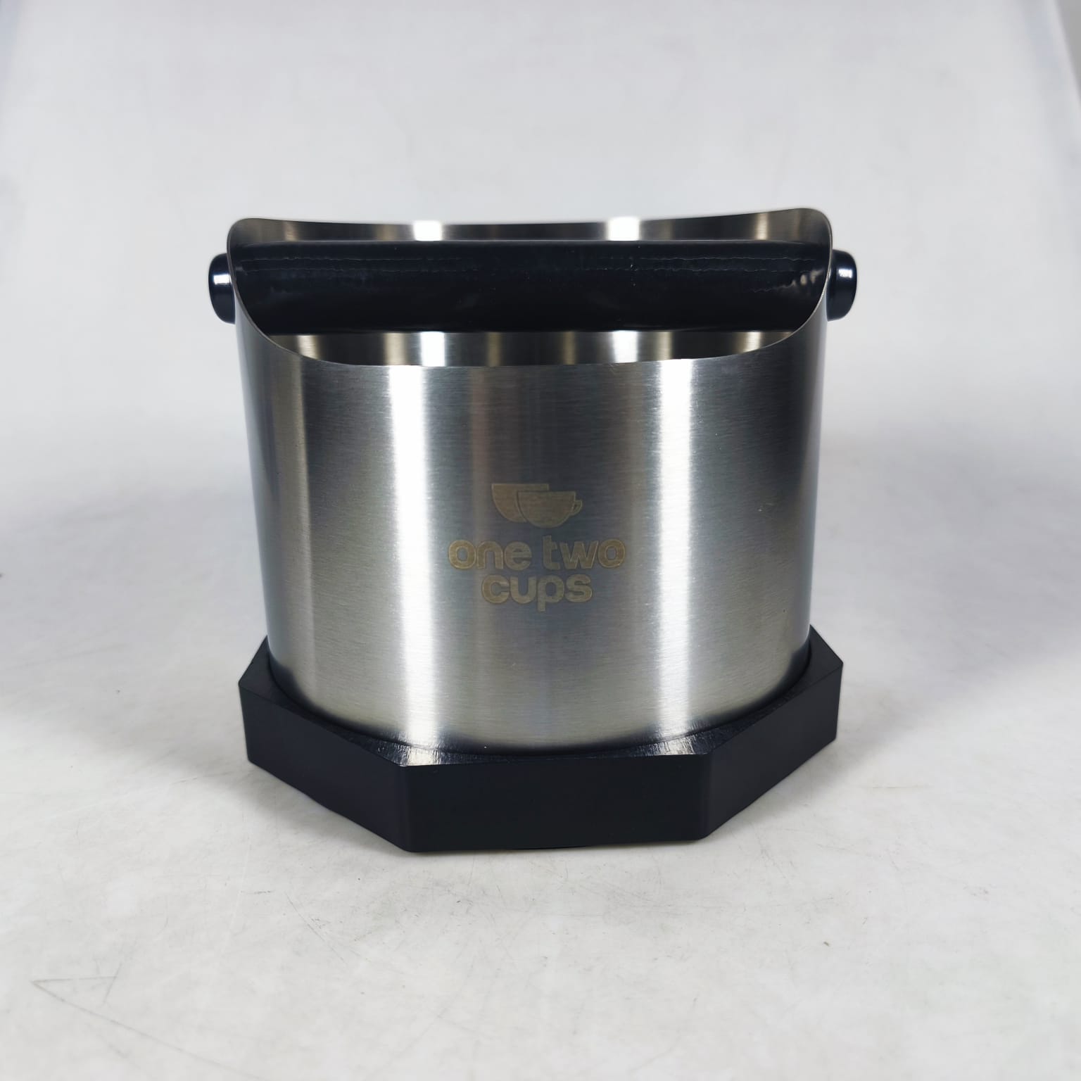 One Two Cups Wadah Ampas Kopi Espresso Knock Box Container Non Slip 1.6L - FKBMZ-009 Gambar produk One Two Cups Wadah Ampas Kopi Espresso Knock Box Container Non Slip 1.6L - FKBMZ-009