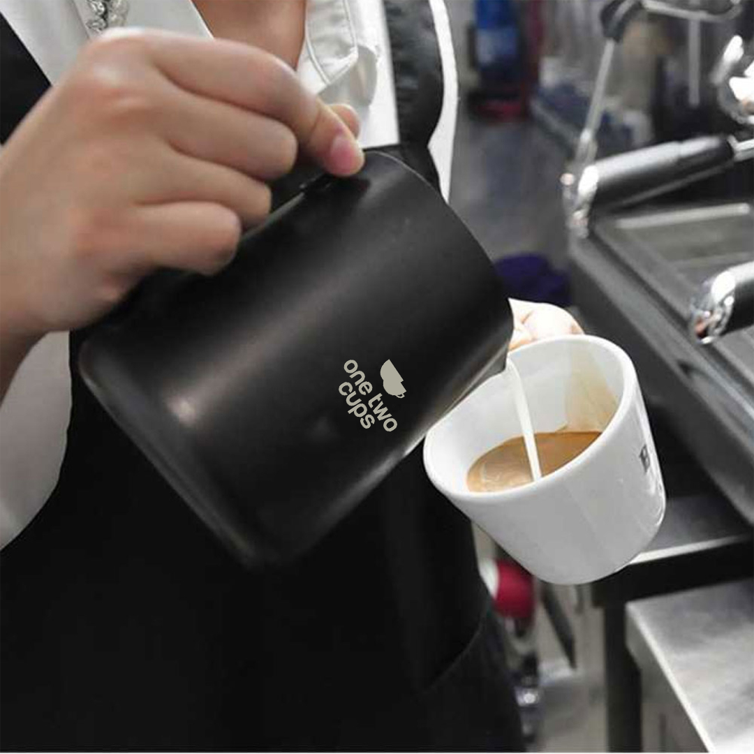 One Two Cups Gelas Milk Jug Espresso Latte Art Stainless Steel 600ml - A051 Gambar produk One Two Cups Gelas Milk Jug Espresso Latte Art Stainless Steel 600ml - A051