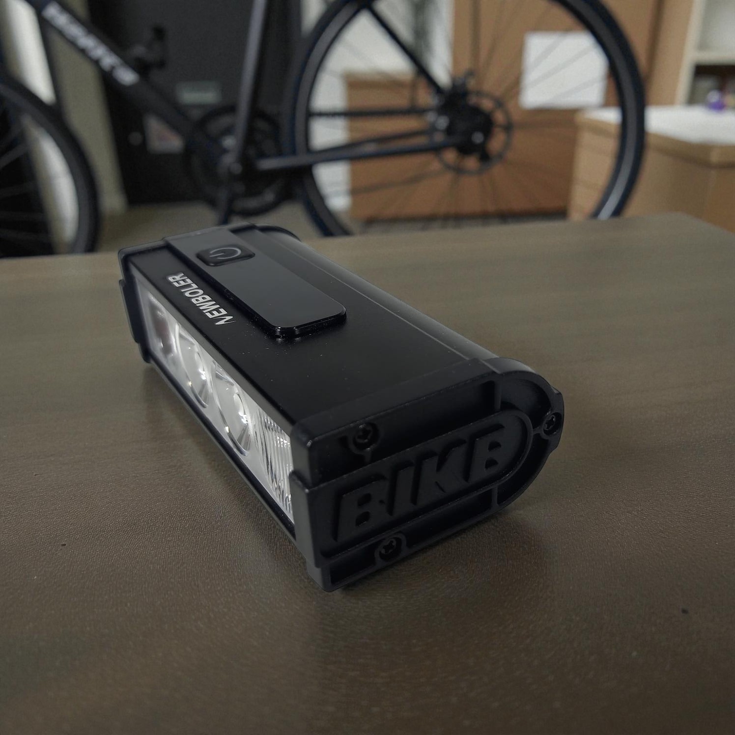 NEWBOLER Lampu Depan Sepeda USB Rechargeable 3000 Lumens 4 LED 2000mAh - LIG013 Gambar produk NEWBOLER Lampu Depan Sepeda USB Rechargeable 3000 Lumens 4 LED 2000mAh - LIG013