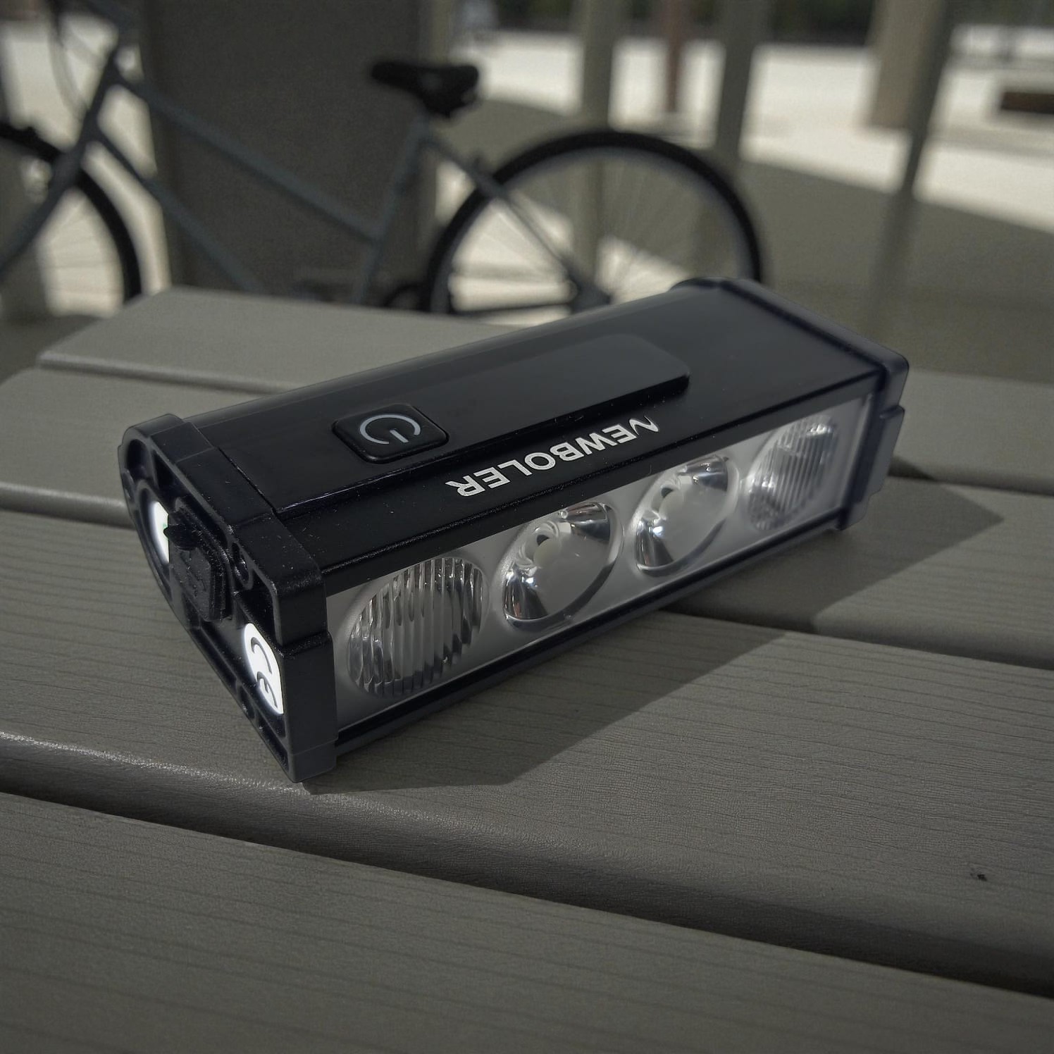 NEWBOLER Lampu Depan Sepeda USB Rechargeable 3000 Lumens 4 LED 2000mAh - LIG013 Gambar produk NEWBOLER Lampu Depan Sepeda USB Rechargeable 3000 Lumens 4 LED 2000mAh - LIG013