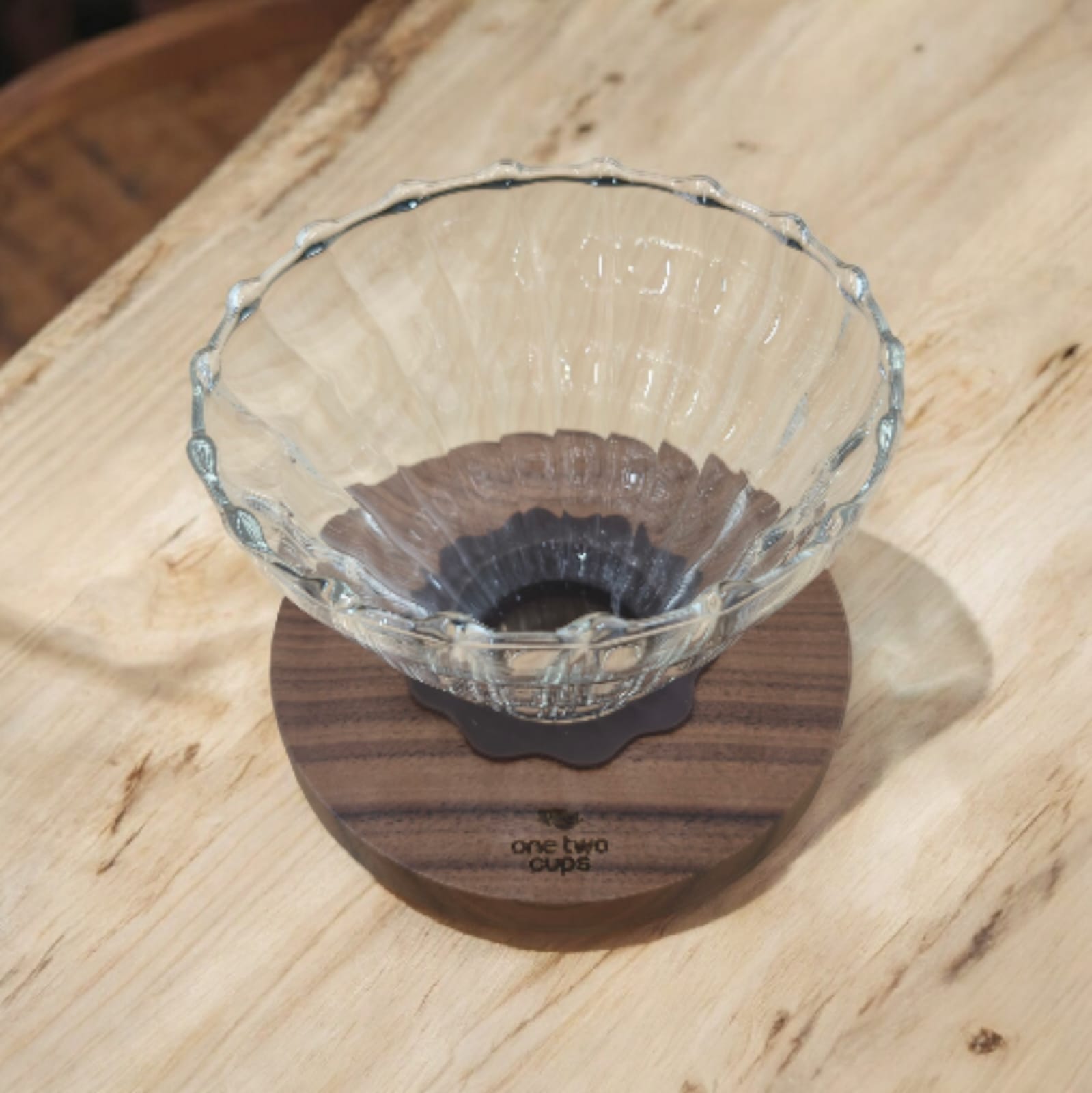 One Two Cups V60 Coffee Dripper Kaca Alat Seduh Kopi Manual 1-4 Cup Lurus - SD-8106 Gambar produk One Two Cups V60 Coffee Dripper Kaca Alat Seduh Kopi Manual 1-4 Cup Lurus - SD-8106