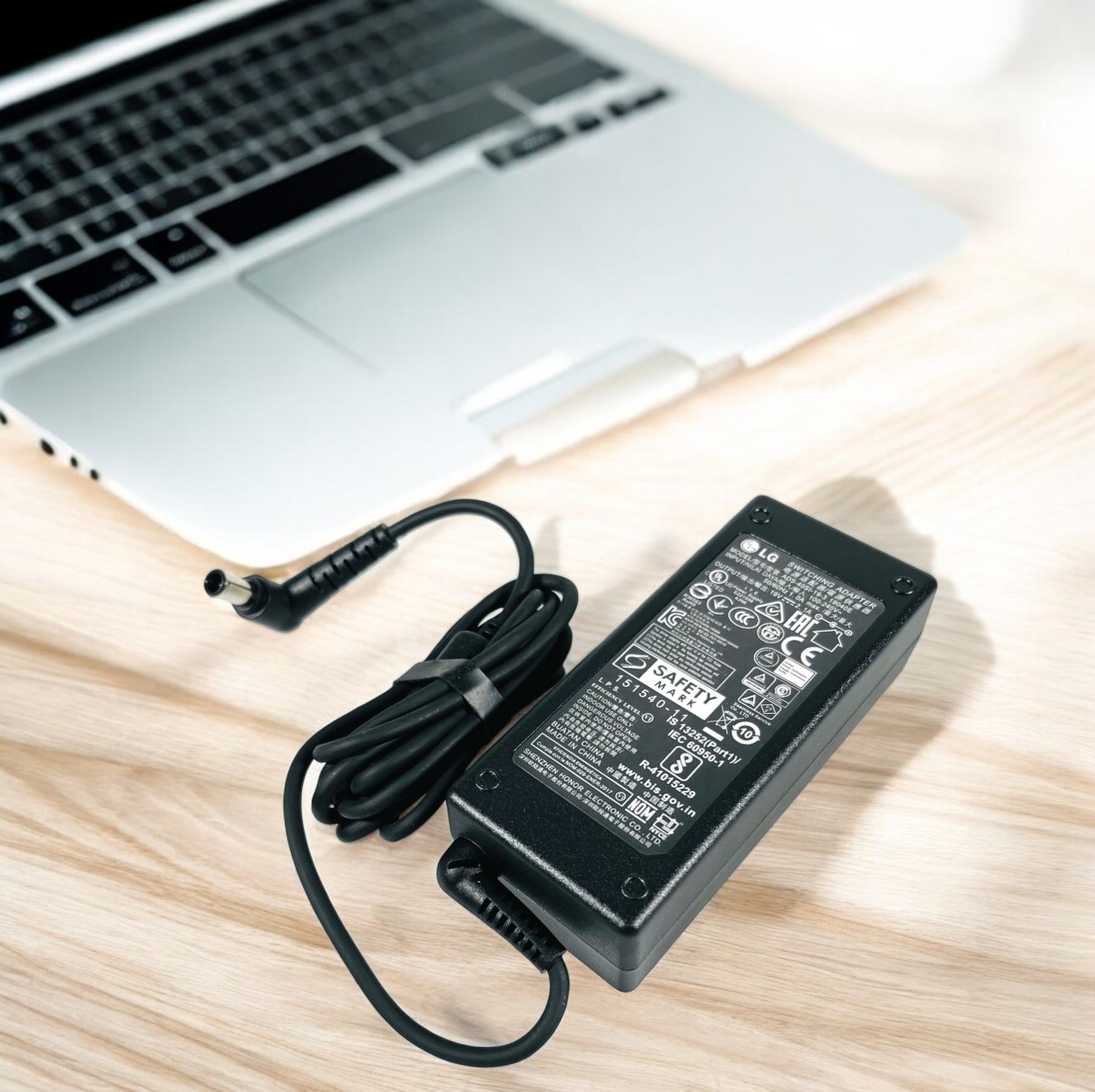 Gambar produk LG Adaptor DC Power Supply 19V 2.1A for LED LCD Monitor 19V 2.1A 40W - ADS-40SI-19-3