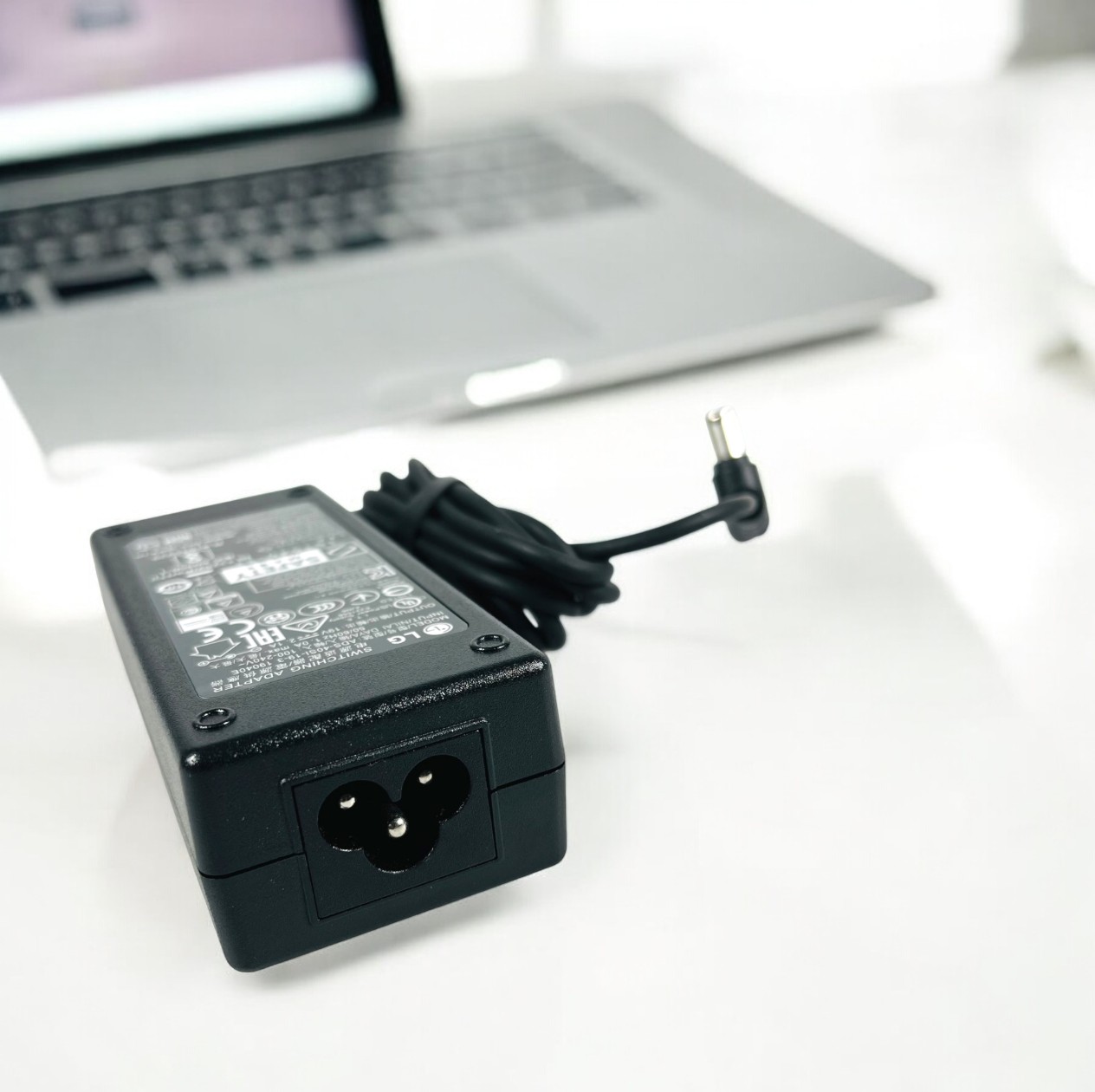 Gambar produk LG Adaptor DC Power Supply 19V 2.1A for LED LCD Monitor 19V 2.1A 40W - ADS-40SI-19-3