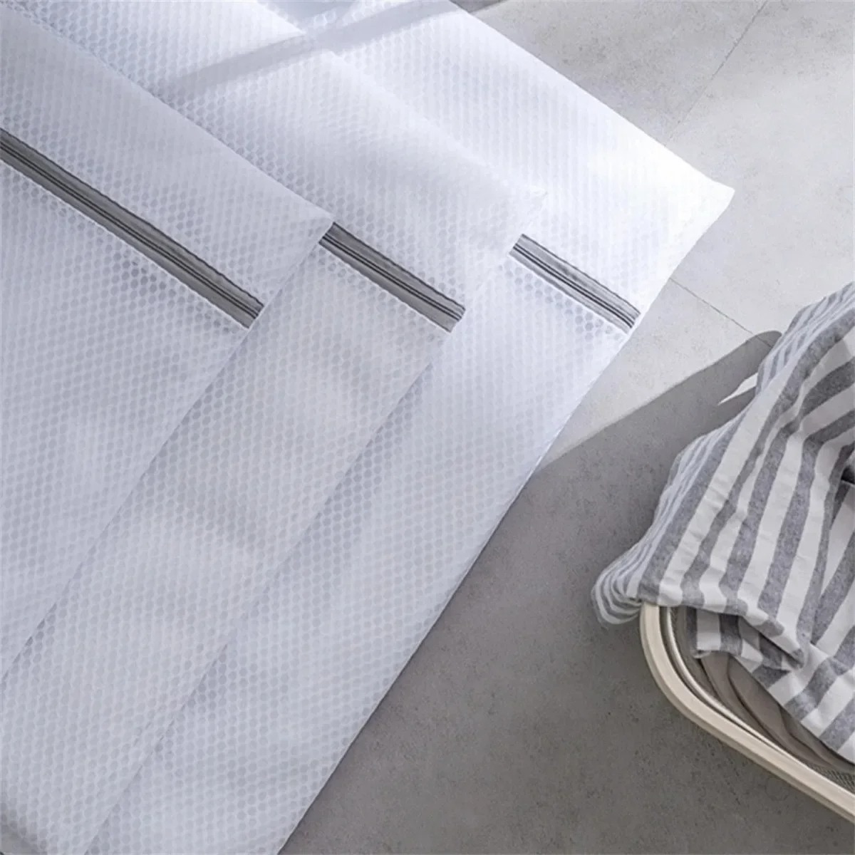 TICIFY Tas Laundry Jaring Zipper Washing Bag Laundry Net M - TC345 Gambar produk TICIFY Tas Laundry Jaring Zipper Washing Bag Laundry Net M - TC345