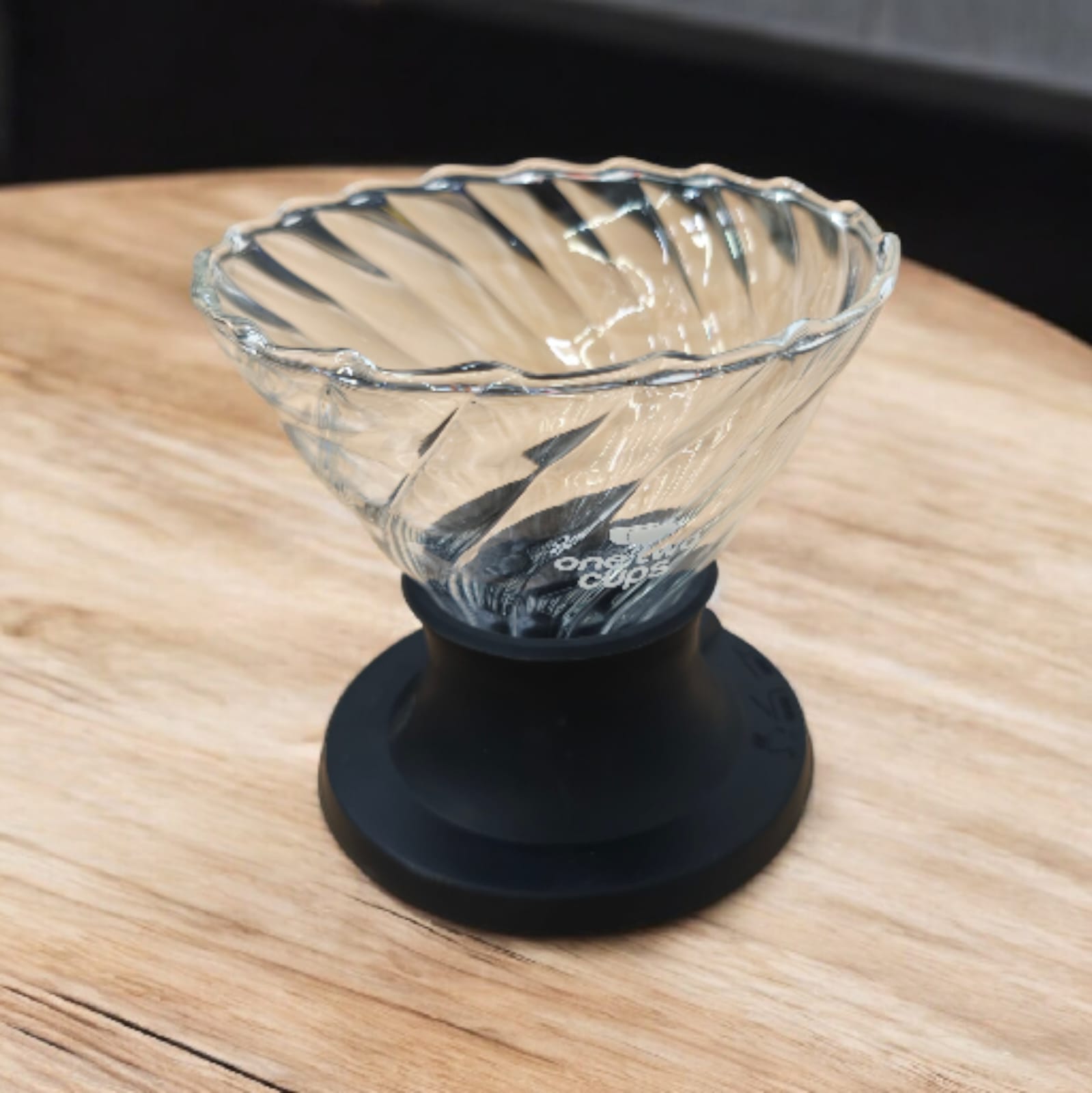 One Two Cups V60 Coffee Dripper Alat Seduh Kopi Manual Kaca 1-2 Cup Twirl - INU161 Gambar produk One Two Cups V60 Coffee Dripper Alat Seduh Kopi Manual Kaca 1-2 Cup Twirl - INU161