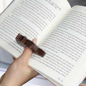 Gambar produk SHINKY Pembatas Halaman Buku Book Page Holder Aesthetic Walnut Wood Cat - SH-74