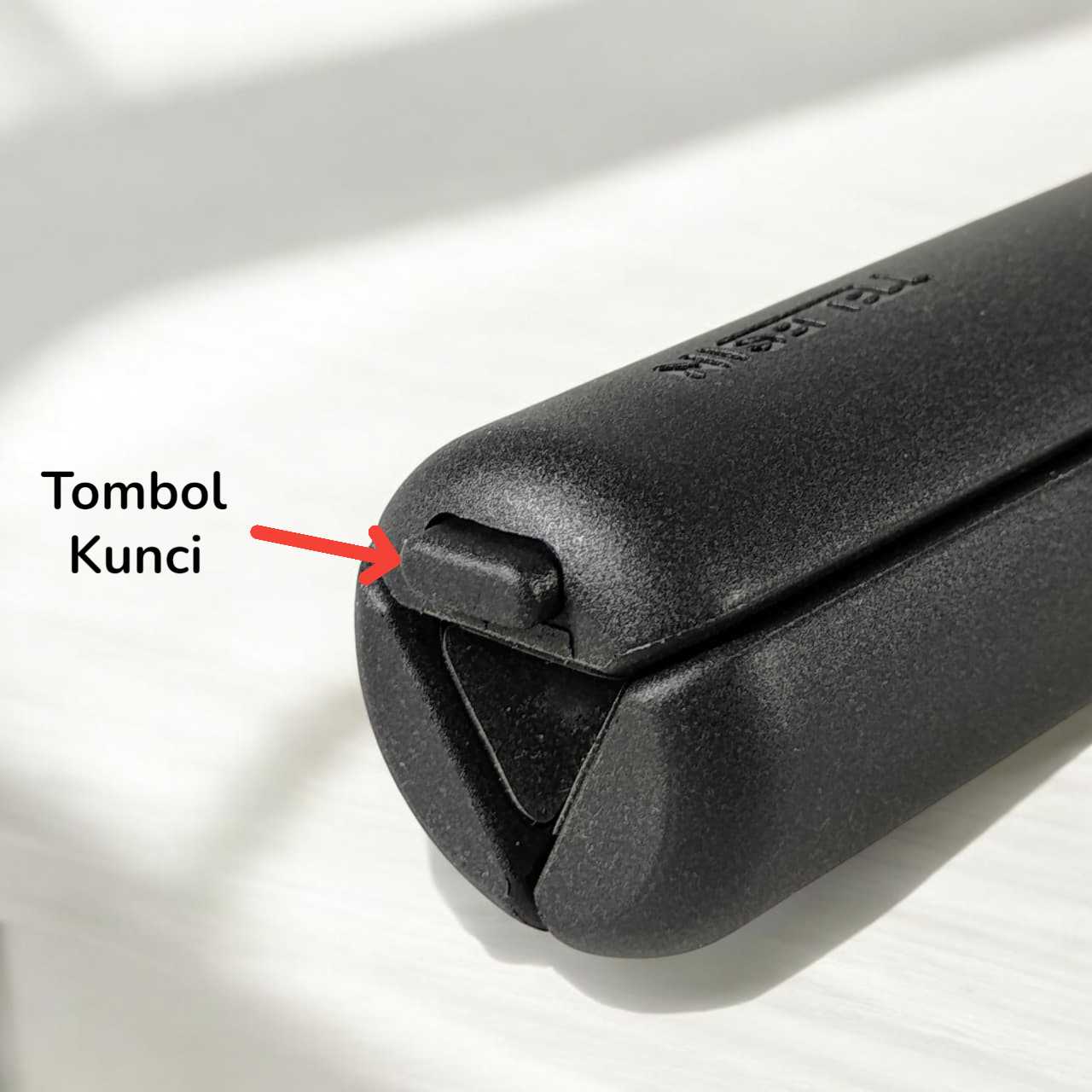 TELESIN Mini Tripod Lipat Portable 1/4 Inch Universal Action Cam - S3-EAK-06 Gambar produk TELESIN Mini Tripod Lipat Portable 1/4 Inch Universal Action Cam - S3-EAK-06