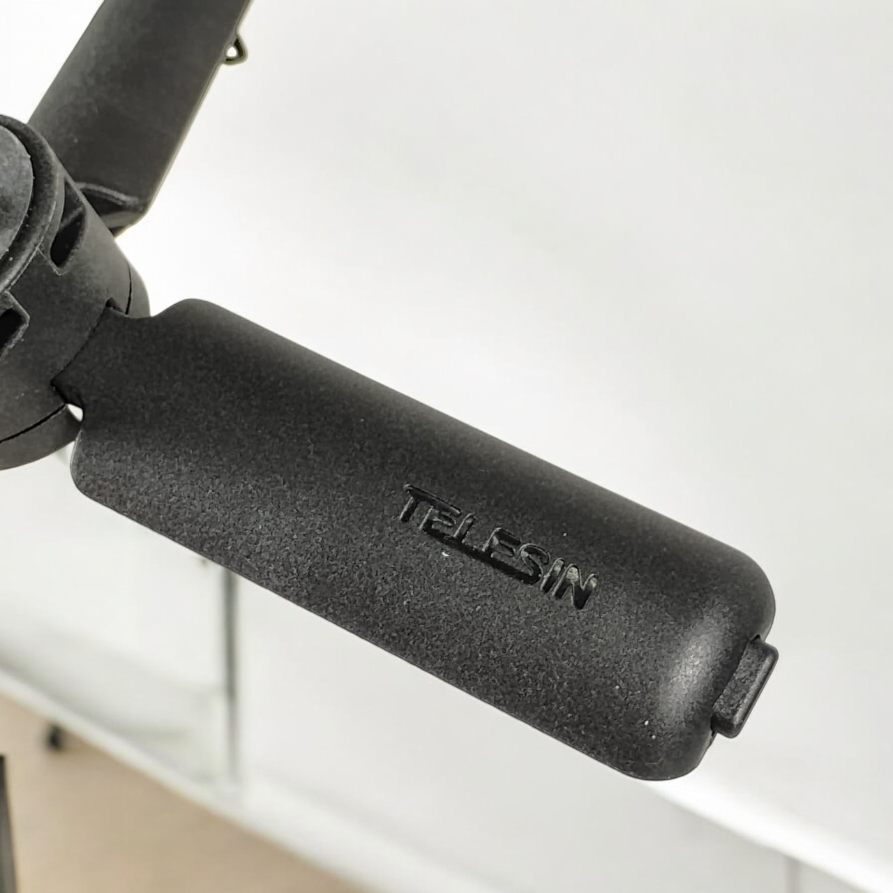 TELESIN Mini Tripod Lipat Portable 1/4 Inch Universal Action Cam - S3-EAK-06 Gambar produk TELESIN Mini Tripod Lipat Portable 1/4 Inch Universal Action Cam - S3-EAK-06