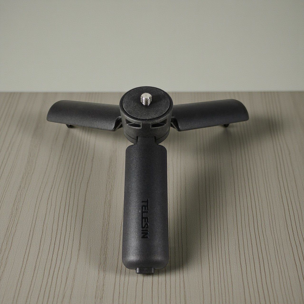 TELESIN Mini Tripod Lipat Portable 1/4 Inch Universal Action Cam - S3-EAK-06 Gambar produk TELESIN Mini Tripod Lipat Portable 1/4 Inch Universal Action Cam - S3-EAK-06