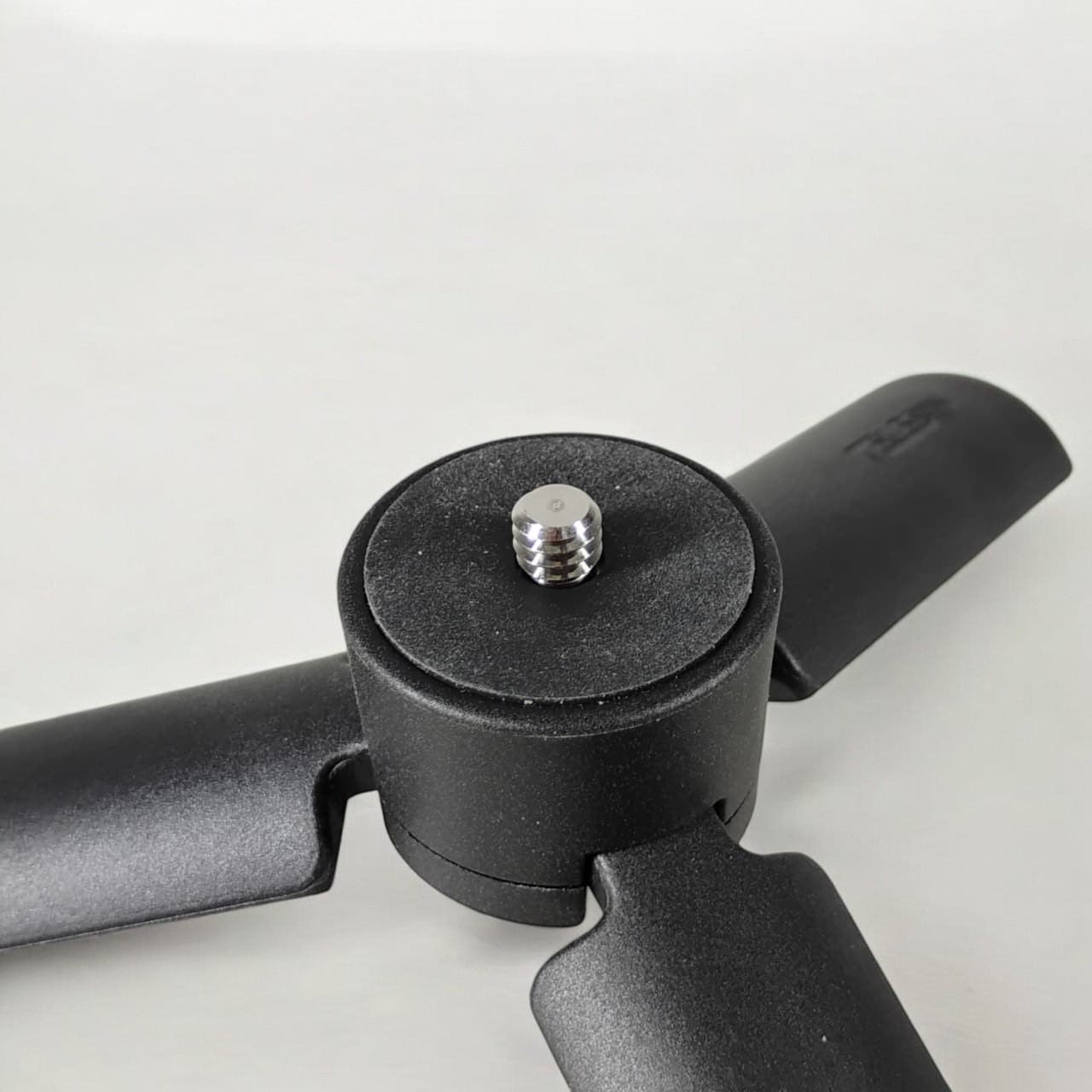 TELESIN Mini Tripod Lipat Portable 1/4 Inch Universal Action Cam - S3-EAK-06 Gambar produk TELESIN Mini Tripod Lipat Portable 1/4 Inch Universal Action Cam - S3-EAK-06