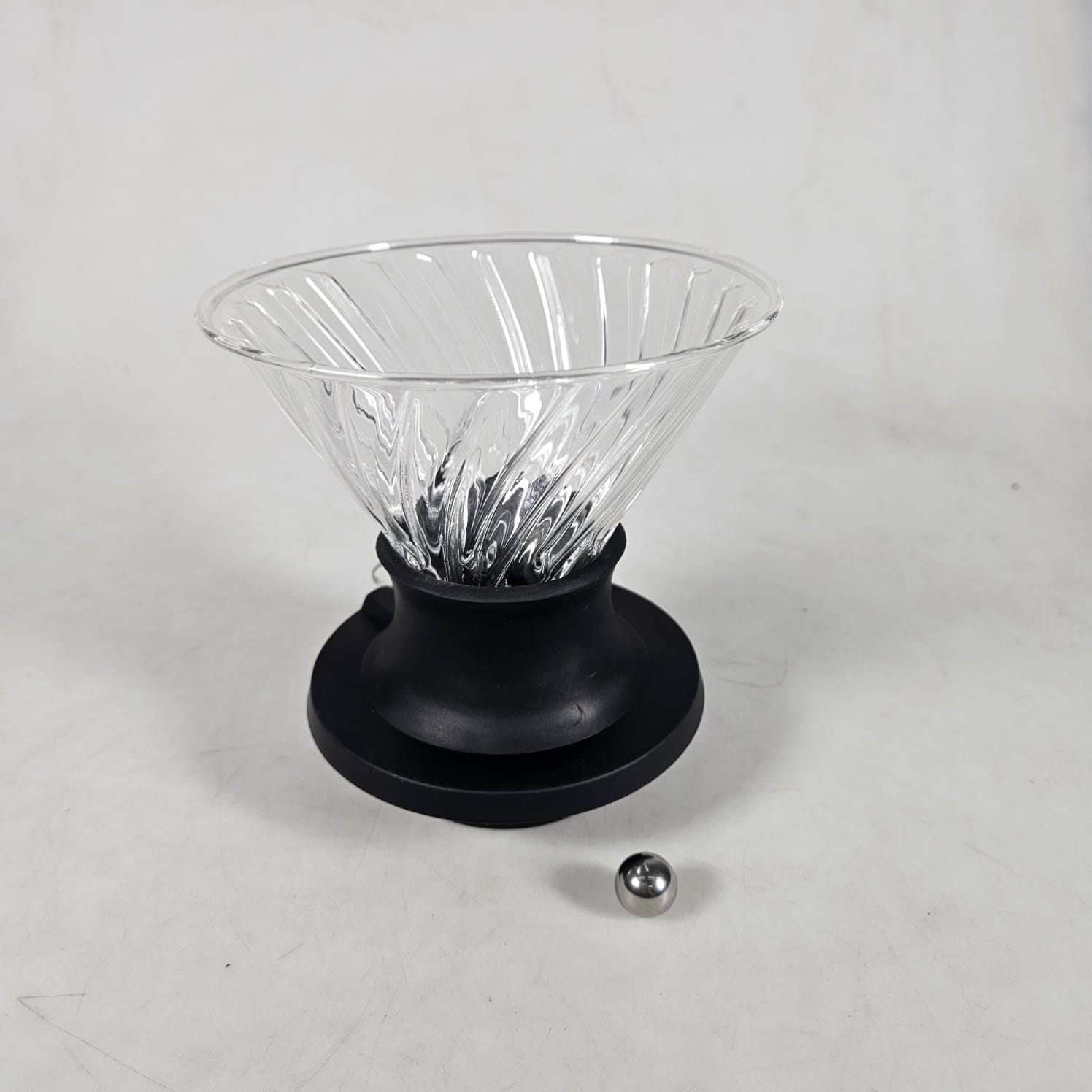 One Two Cups V60 Coffee Dripper Alat Seduh Kopi Manual Kaca 1-2 Cup - VD-50R Gambar produk One Two Cups V60 Coffee Dripper Alat Seduh Kopi Manual Kaca 1-2 Cup - VD-50R