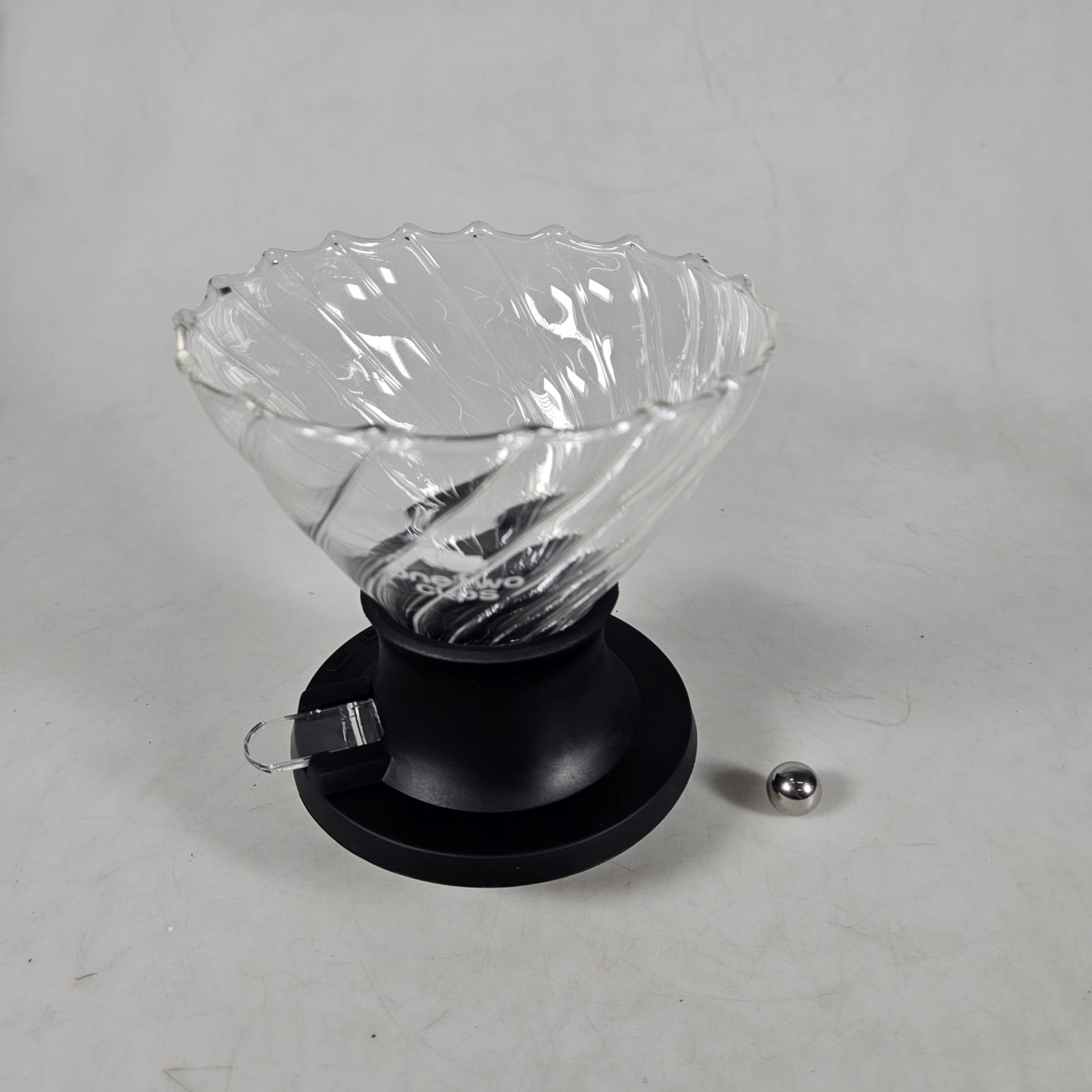 One Two Cups V60 Coffee Dripper Alat Seduh Kopi Manual Kaca 1-4 Cup Twirl - VD-40R Gambar produk One Two Cups V60 Coffee Dripper Alat Seduh Kopi Manual Kaca 1-4 Cup Twirl - VD-40R