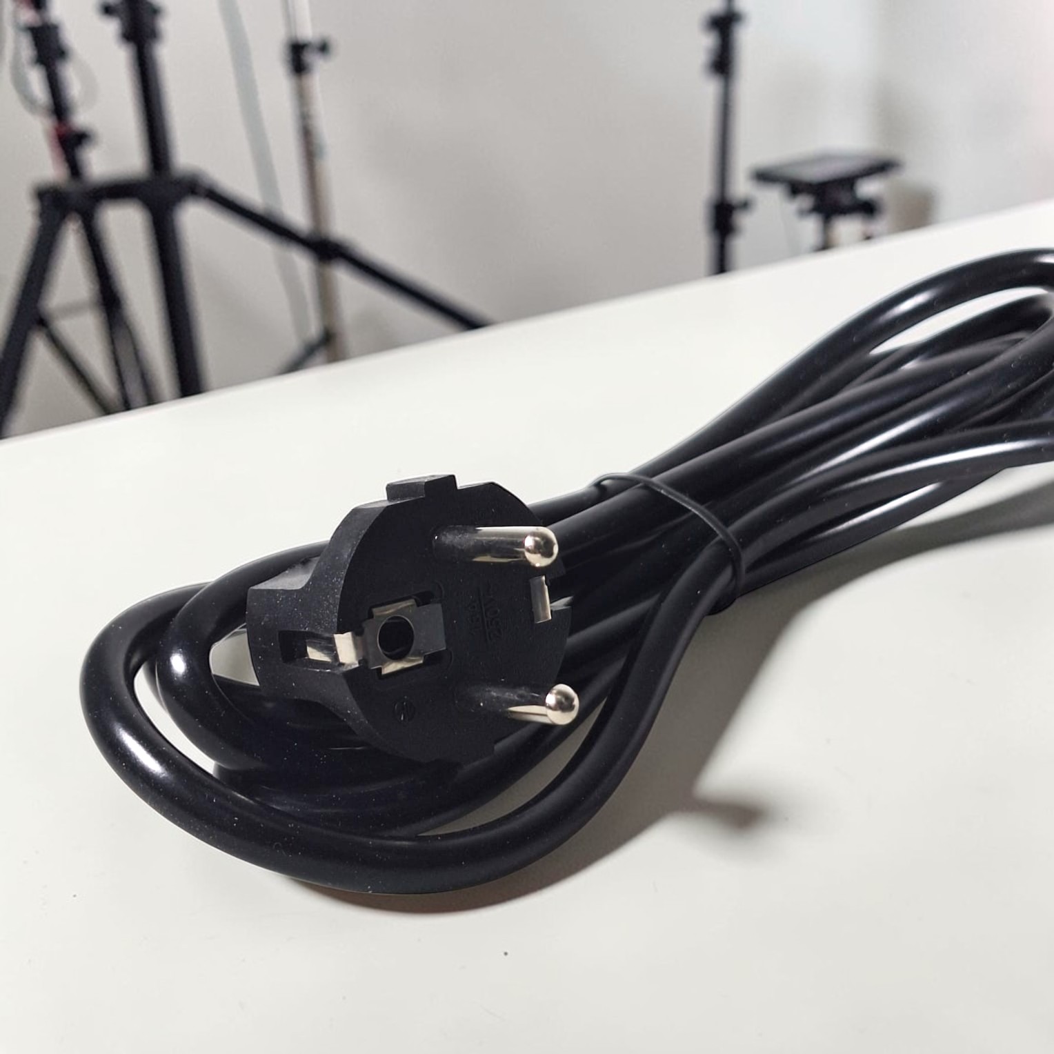 QIOMAN Stop Kontak Kabel 8 Soket EU USB Type C 3.4A 5V 2500W - A105 Gambar produk QIOMAN Stop Kontak Kabel 8 Soket EU USB Type C 3.4A 5V 2500W - A105