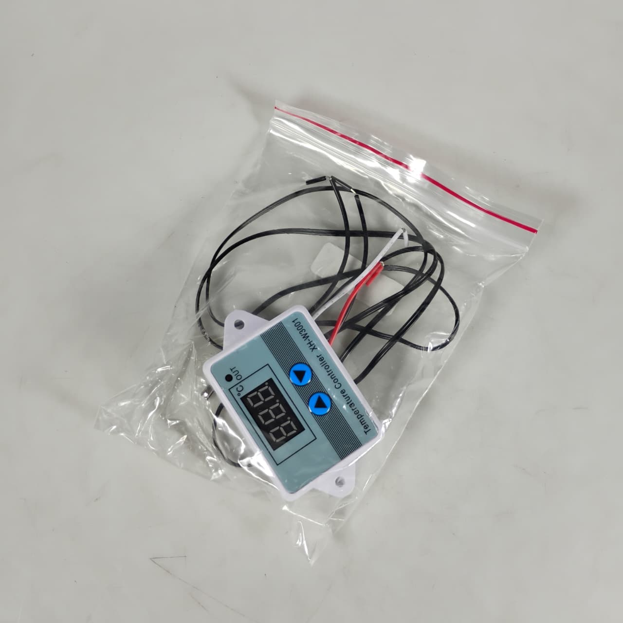 Taffware Digital Temperature Control Thermostat Microcomputer 220V - XH-W3001 Gambar produk Taffware Digital Temperature Control Thermostat Microcomputer 220V - XH-W3001 - Kemasan