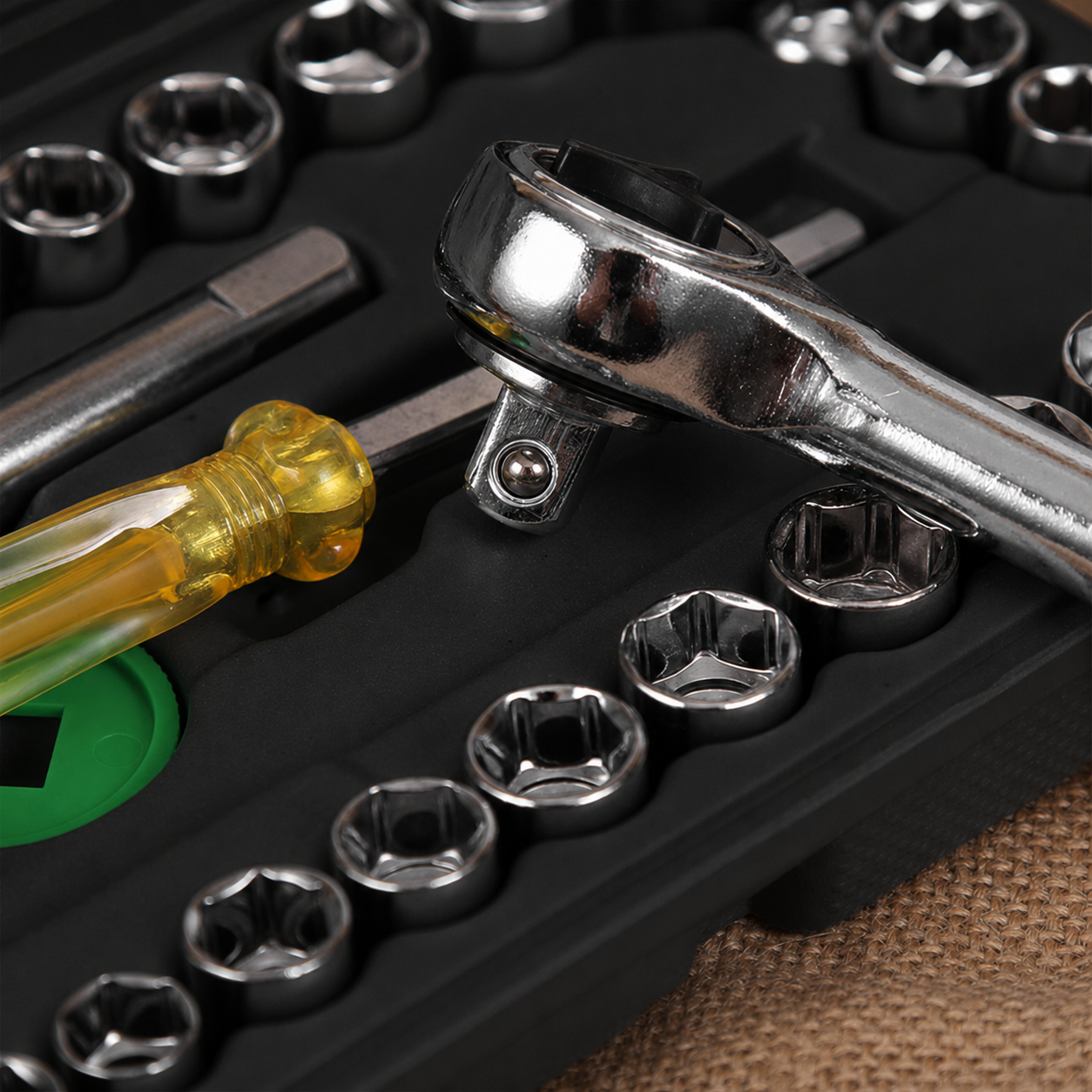 Aiwa Kunci Pas Combination Socket Wrench Set 1/4 Ratchet 40 PCS - DB2020 Gambar produk Aiwa Kunci Pas Combination Socket Wrench Set 1/4 Ratchet 40 PCS - DB2020 - 4