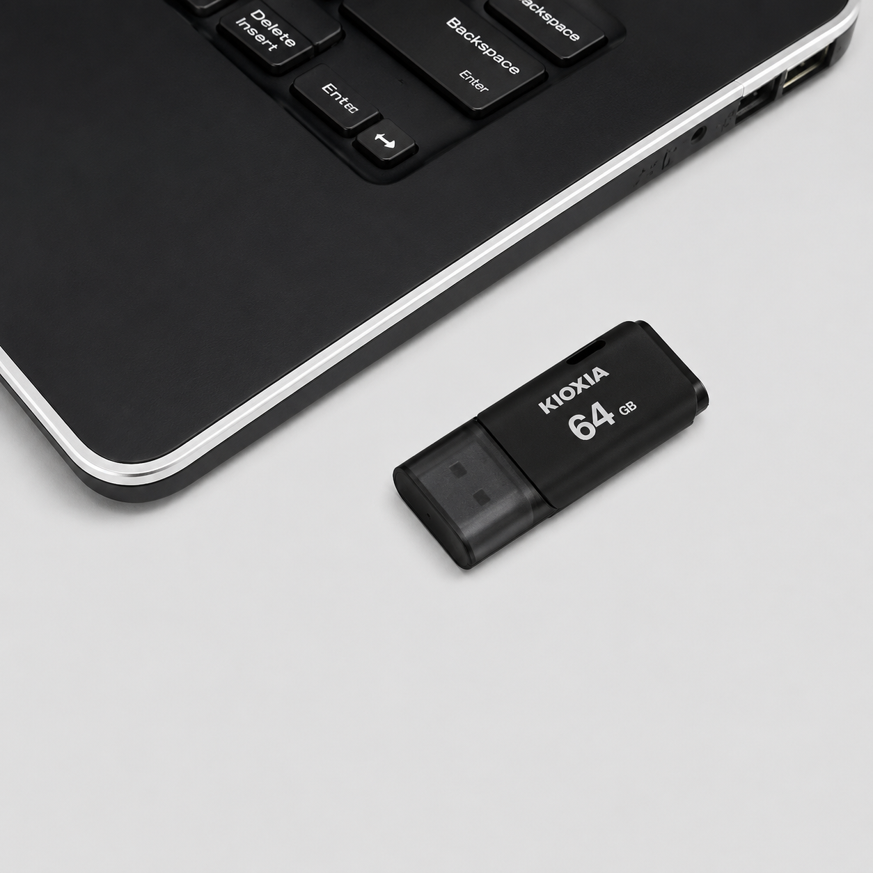 Kioxia Flashdisk Data Storage USB 2.0 Portable 64GB - U202 Gambar produk Kioxia Flashdisk Data Storage USB 2.0 Portable 64GB - U202 - 2